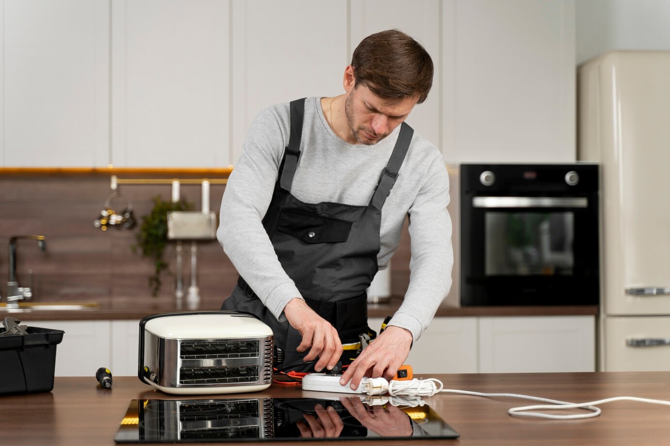 service-maintenance-worker-repairing_23-2149176699